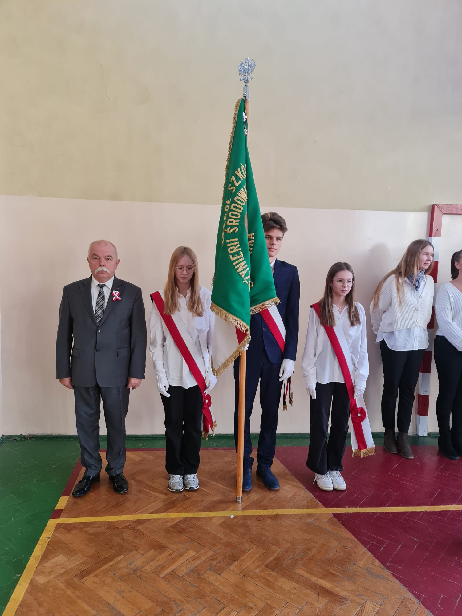 Szkoła do hymnu
